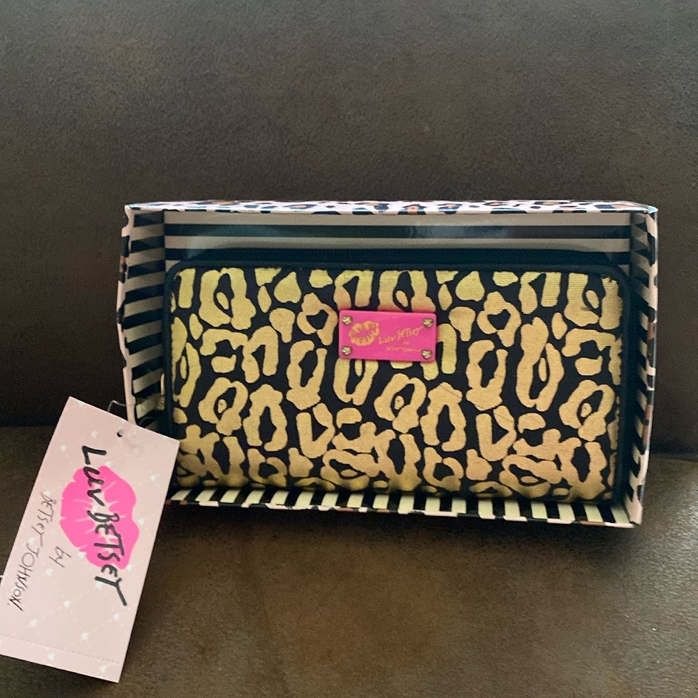 Women’s wallet.